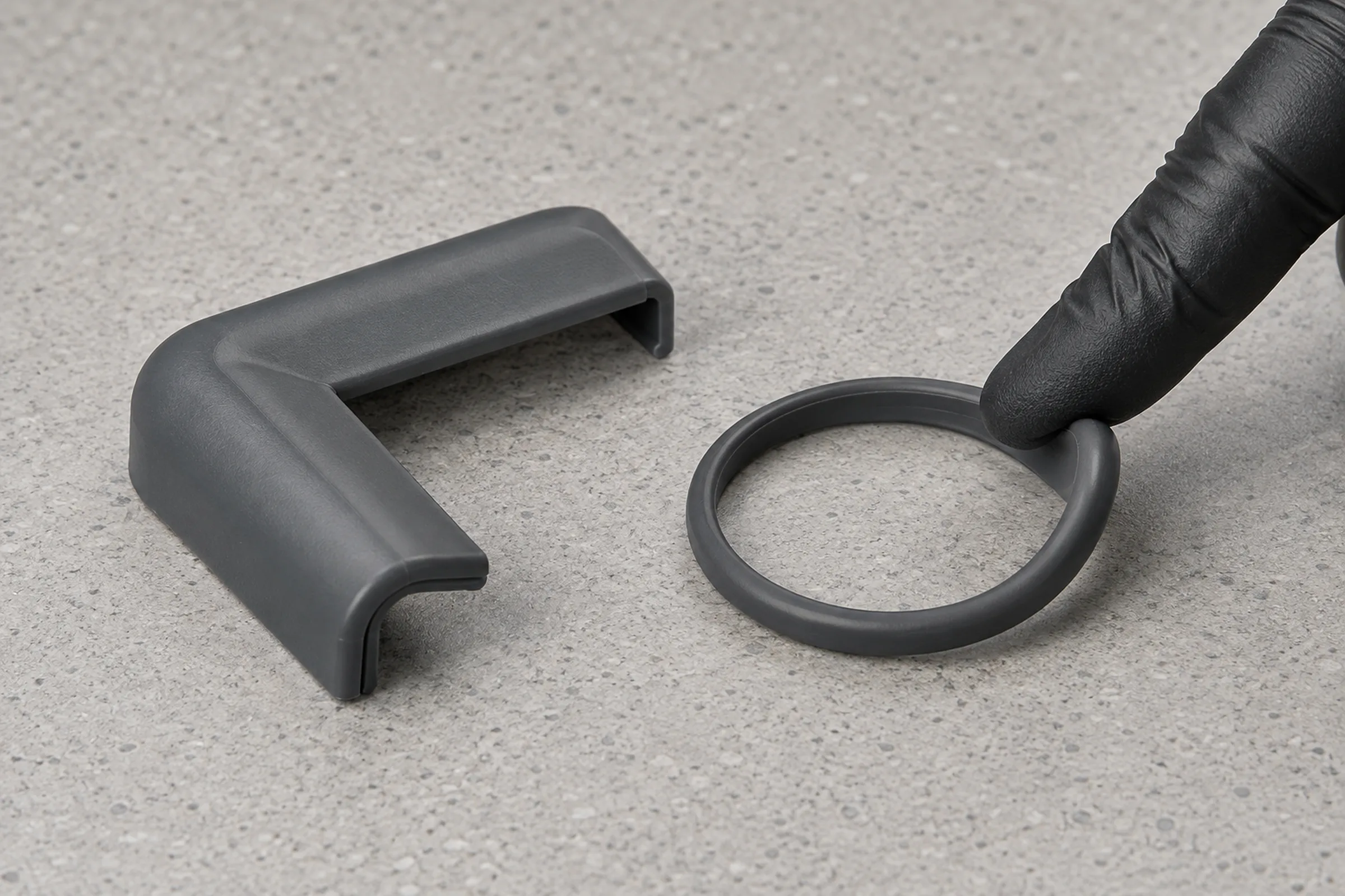 Stoßecke und Dichtring aus flexiblem TPU, der Ring wird gebogen