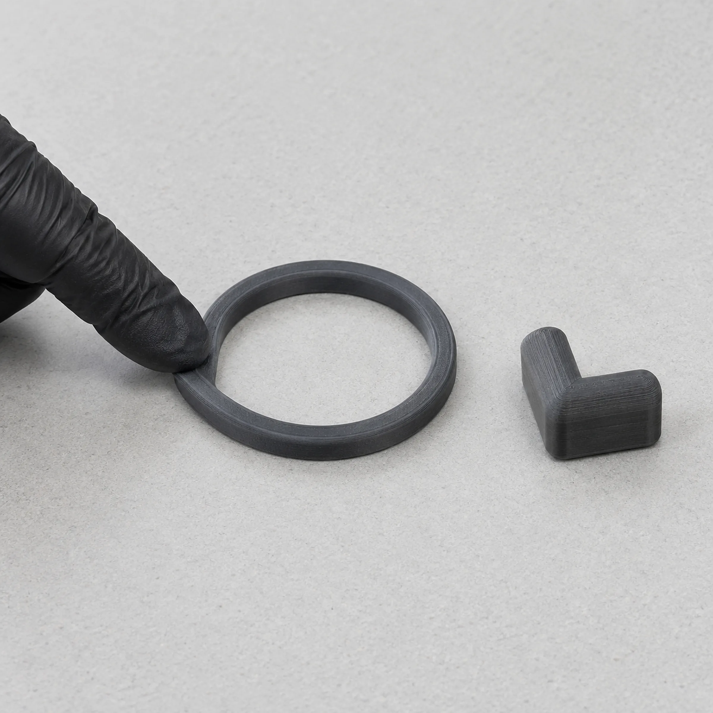 Dichtring und Kantenschutz aus dunkelgrauem TPU